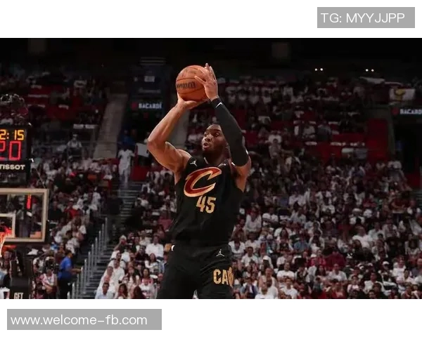 老队友重聚骑士公牛赛前米切尔阿伦与奥科罗亲切交谈回忆往昔 老队友重聚骑士公牛赛前米切尔阿伦与奥科罗亲切交谈回忆往昔