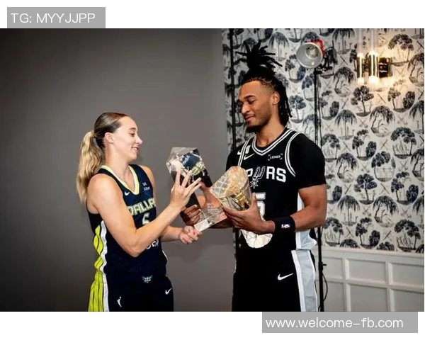 梦幻联动康大校友卡斯尔与佩奇携手共庆最佳新秀获奖人合影留念