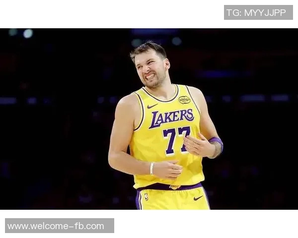 詹姆斯本赛季表现低迷球权到手立刻传给东契奇 詹姆斯本赛季表现低迷球权到手立刻传给东契奇