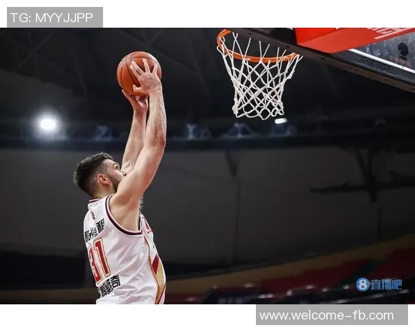 马绍尔替补出战21分钟表现抢眼7投4中加罚球8中10砍下17分2篮板